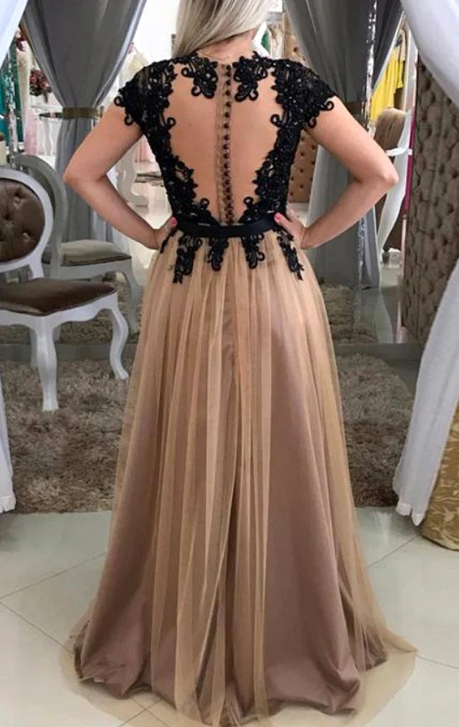 Langes Ballkleid aus Spitze mit Tüll und Flügelärmeln