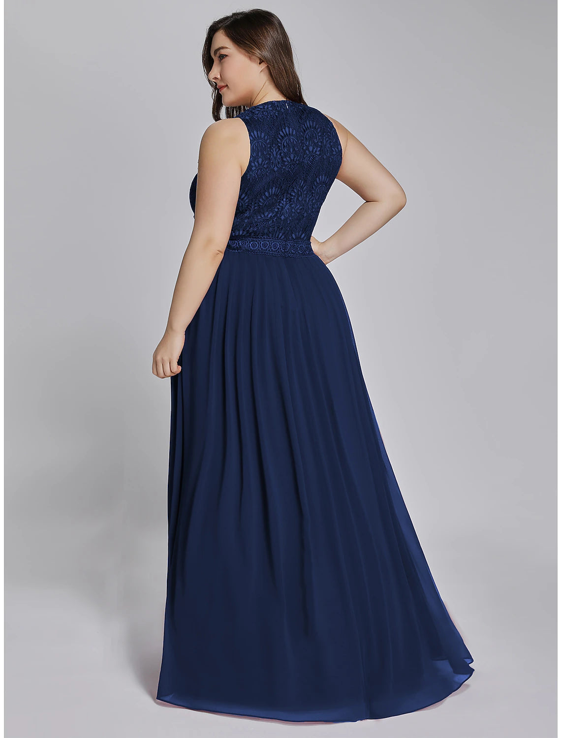 Detail of the jewel neckline and sleeveless design of the maxi dress.