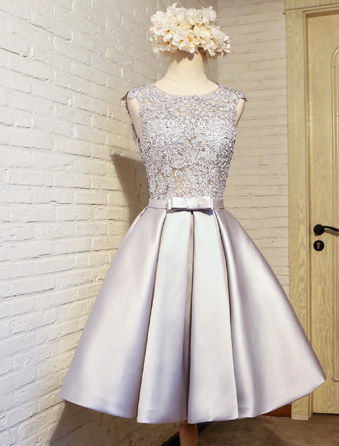 Elegant A-Line lace homecoming dress with jewel neck and open back.
