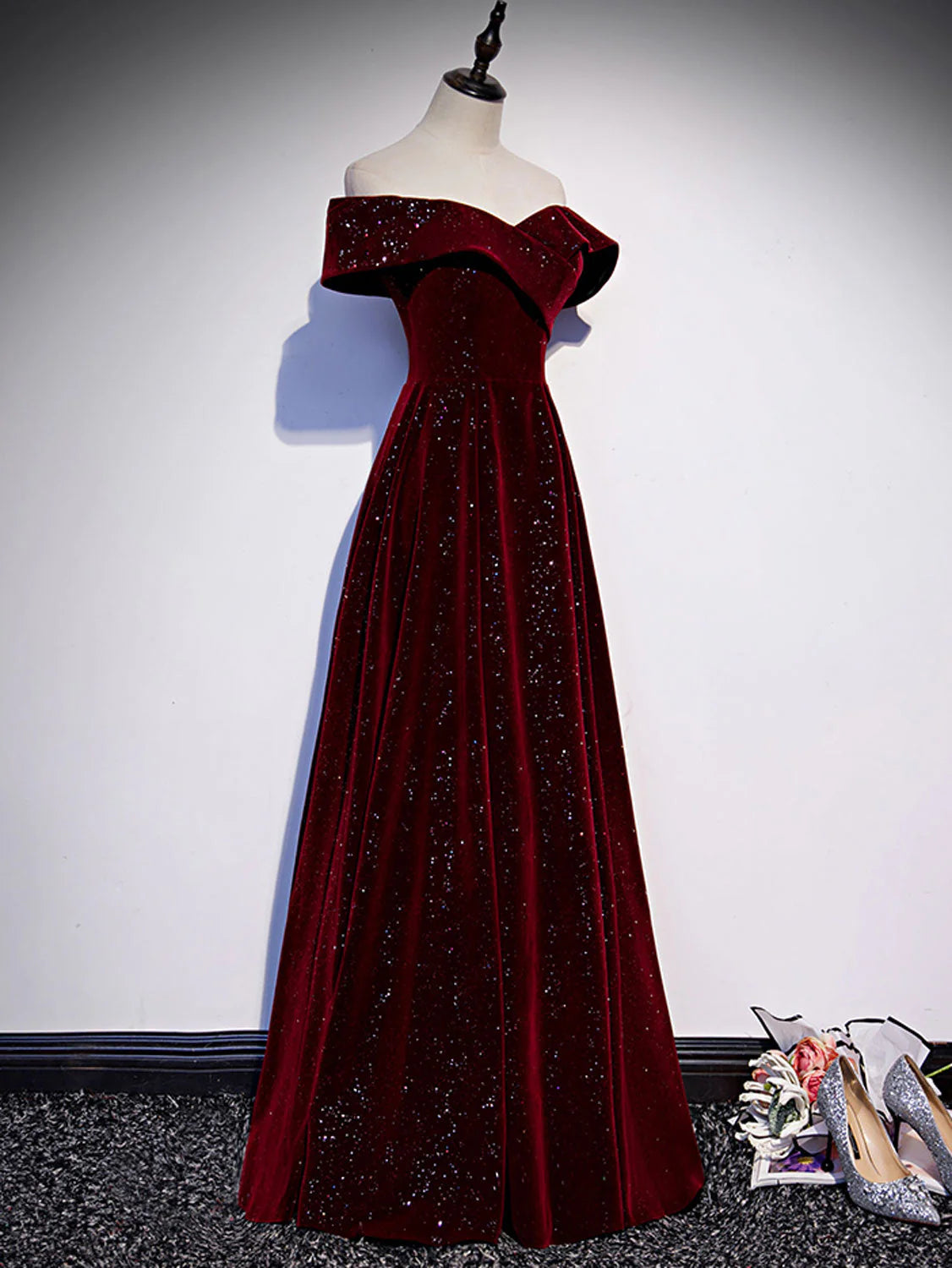 Detail of the velvet fabric and V-neck on the off-shoulder prom dress.