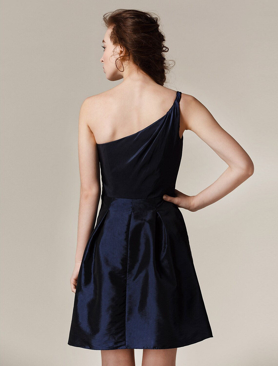 Detail of the stylish one-shoulder neckline.