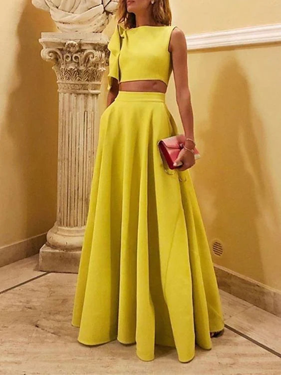 Elegant A-line scoop neck floor length prom dress.