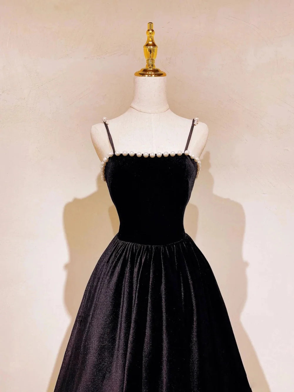 Backless design of the navy blue spaghetti strap prom dress.
