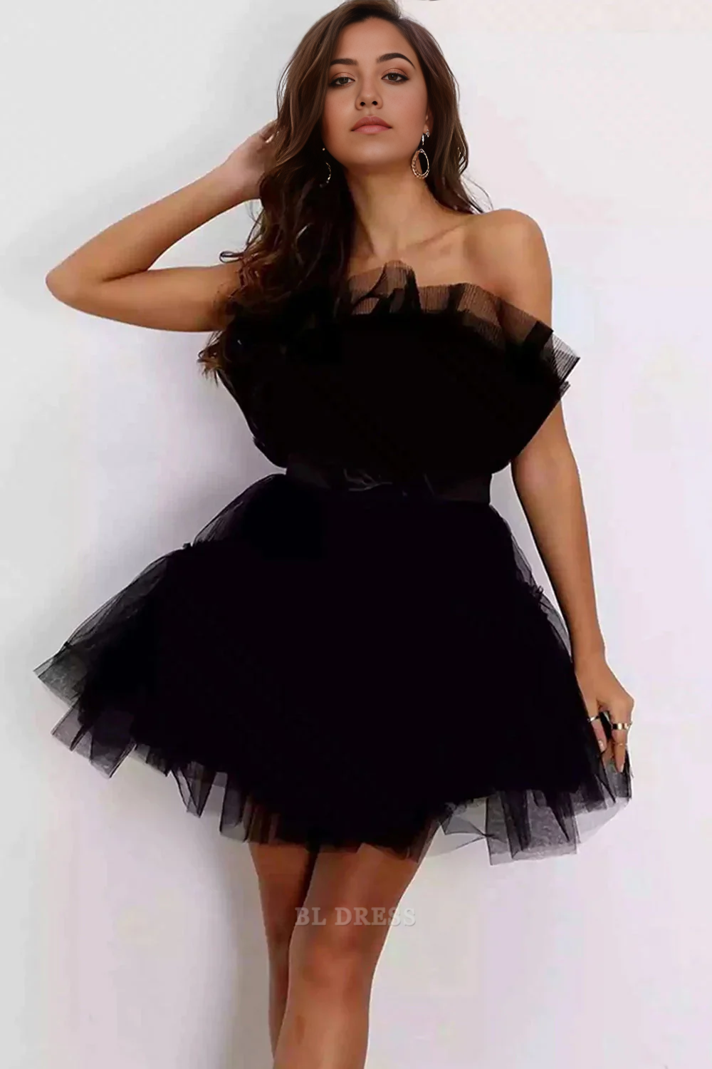 Model wearing an elegant A-line strapless short tulle dress.