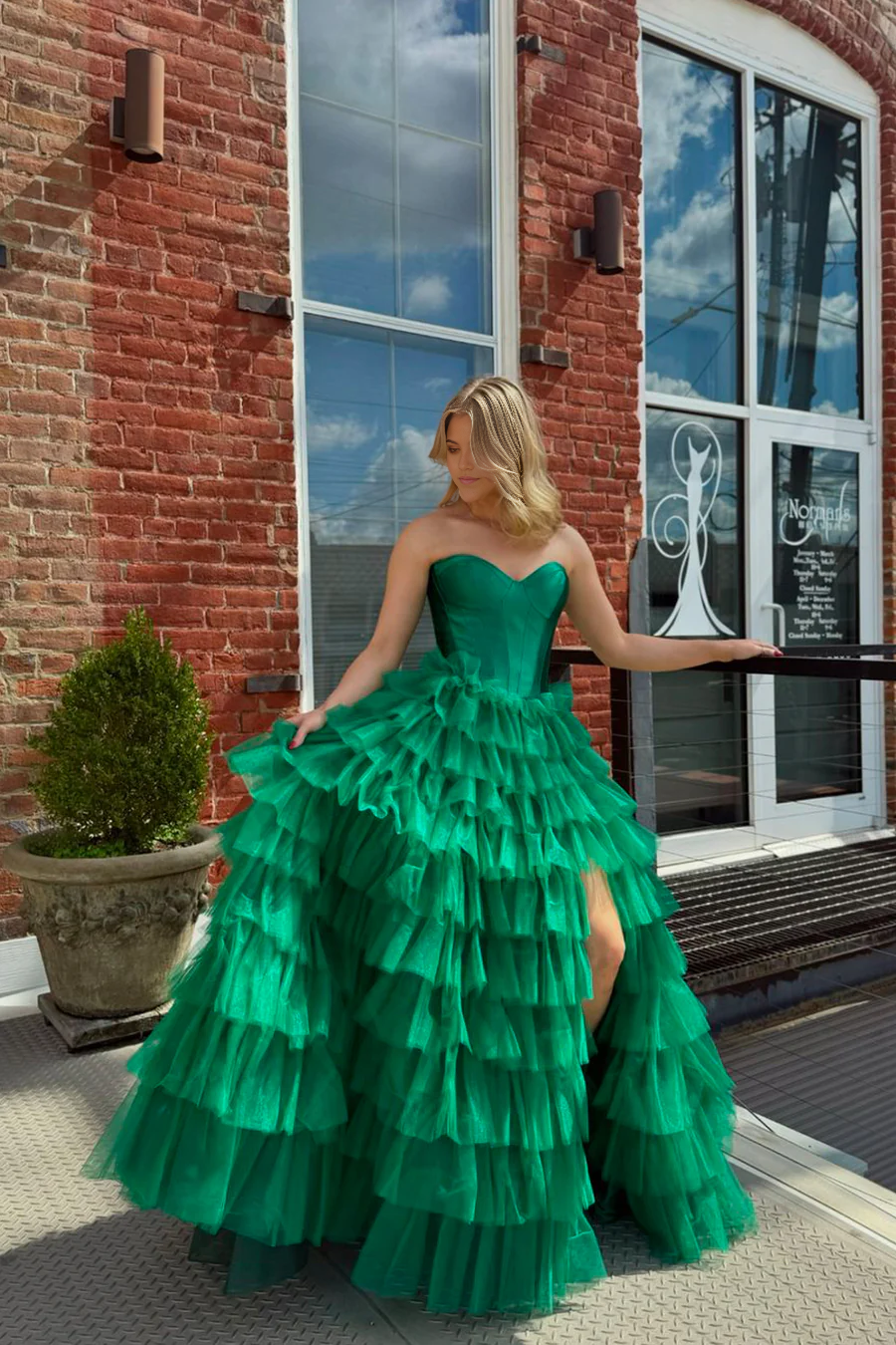 Elegant green A-line sweetheart tulle prom dress with a high slit, front view.