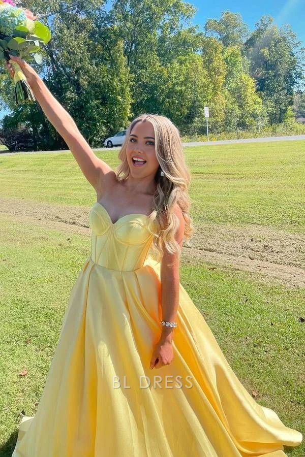 Sweetheart neckline yellow bridesmaid dress in satin.