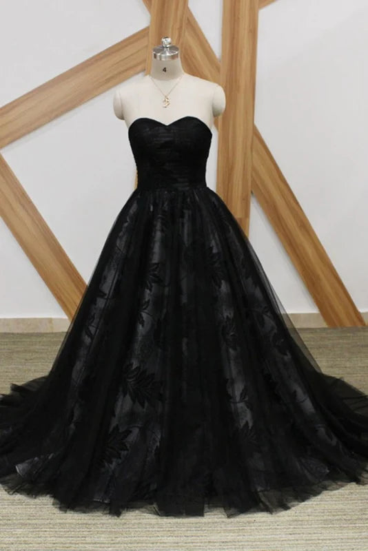 Elegant strapless A-line tulle lace prom gown.