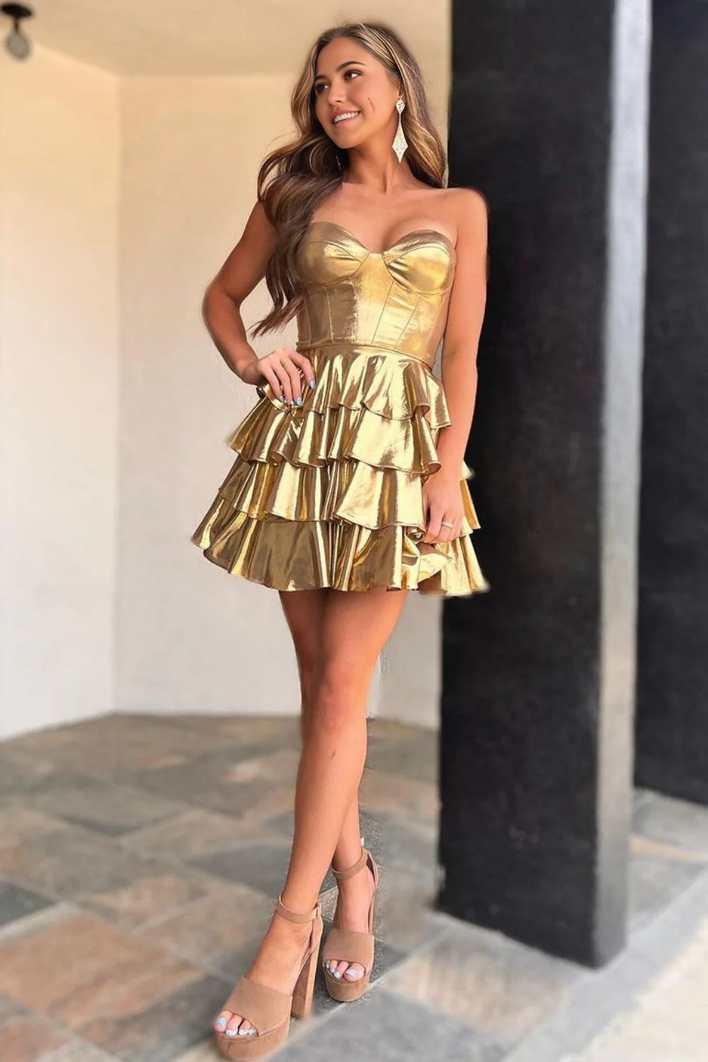 Elegant A-line tiered short formal dress with sweetheart neckline.