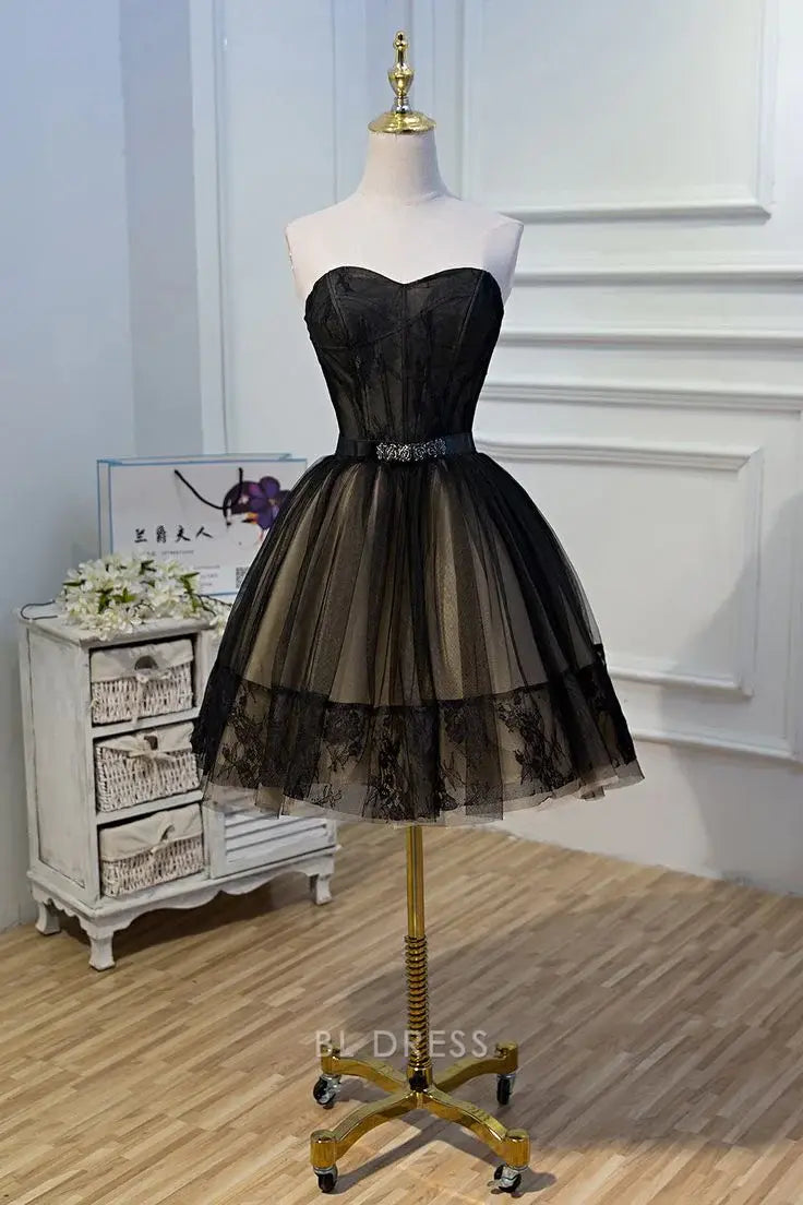 Model wearing an elegant A-line sweetheart tulle short dress.