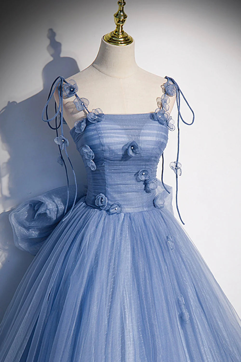 Woman posing gracefully in the A-line tulle prom dress.