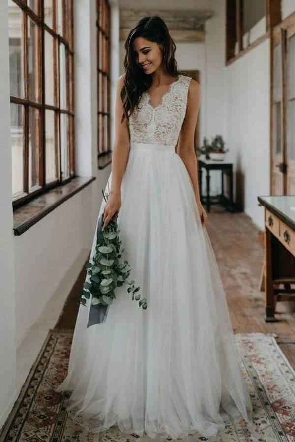 Elegant A-line V-back lace tulle wedding dress.