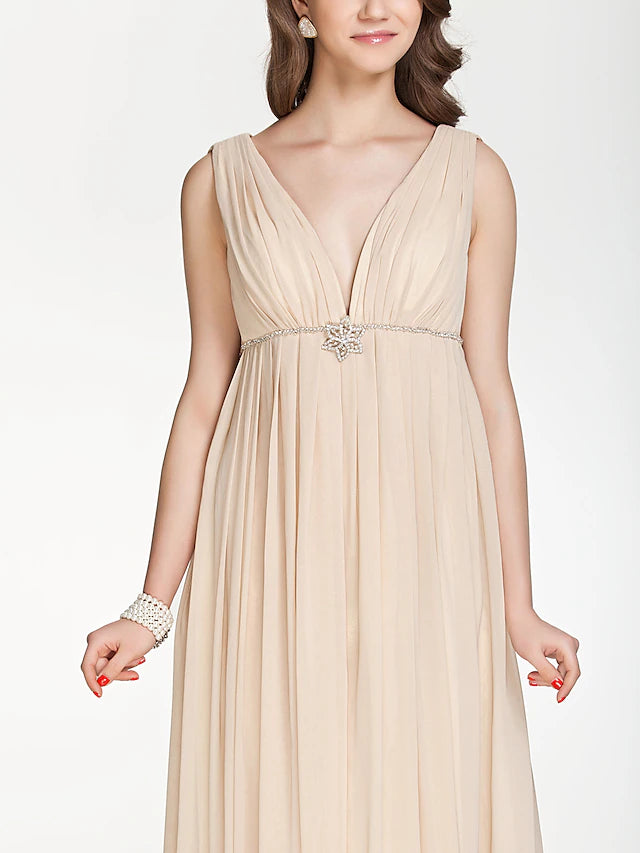 Sleeveless chiffon dress with pleats.