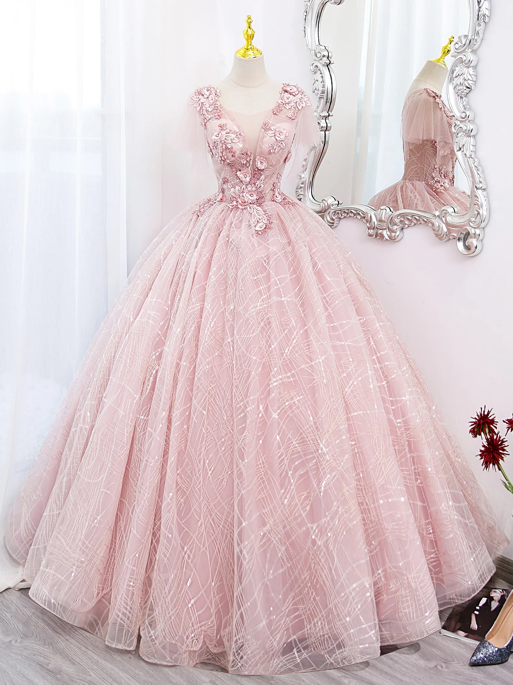 Elegant A-line prom dress with lace appliques and tulle skirt.