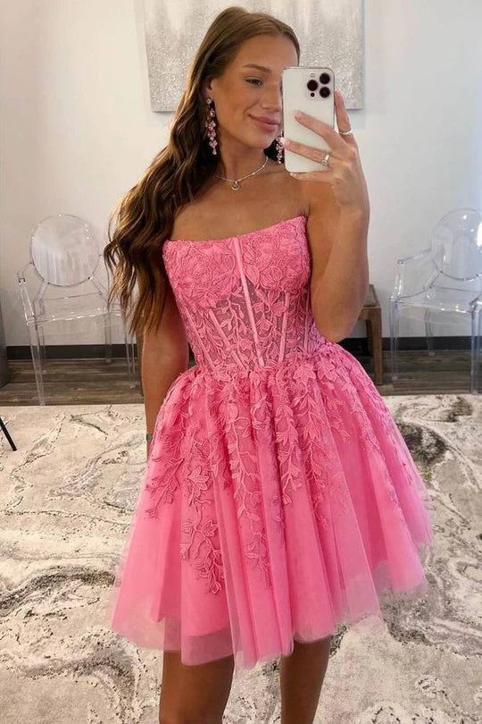 Elegant A-line tulle lace short homecoming dress with appliques and V-neck.