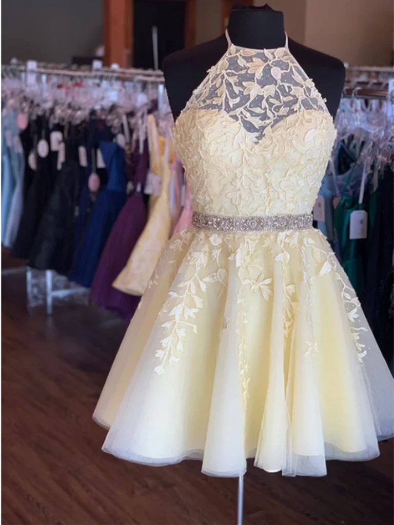 Elegant A-line V-neck short dress with tulle and lace details.