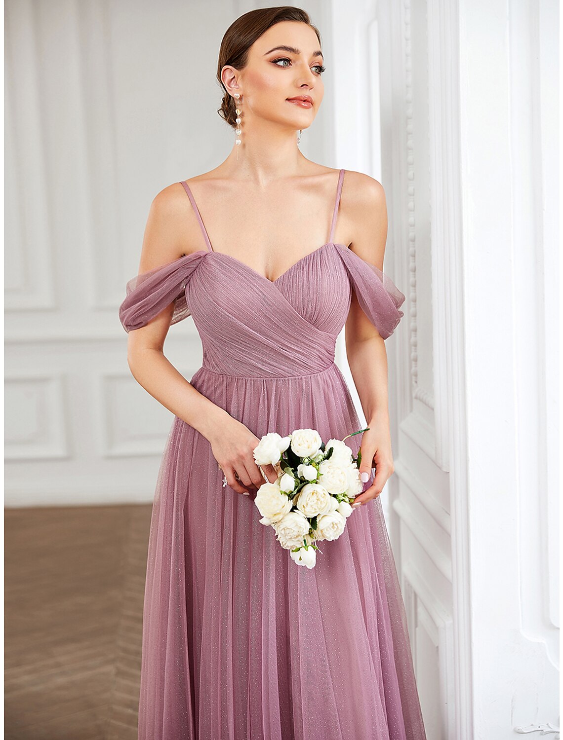 Side profile of the V-neck elegant prom dress.