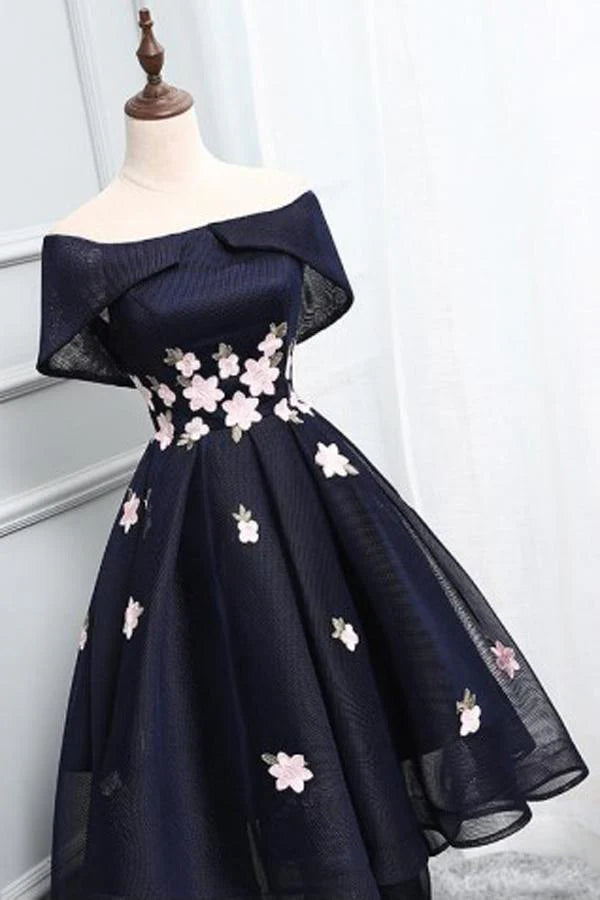 Elegant A-line tulle homecoming dress with sweetheart off-shoulder neckline and lace appliques.