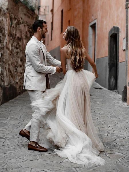 Romantic sweetheart neckline on a tulle bridal gown.