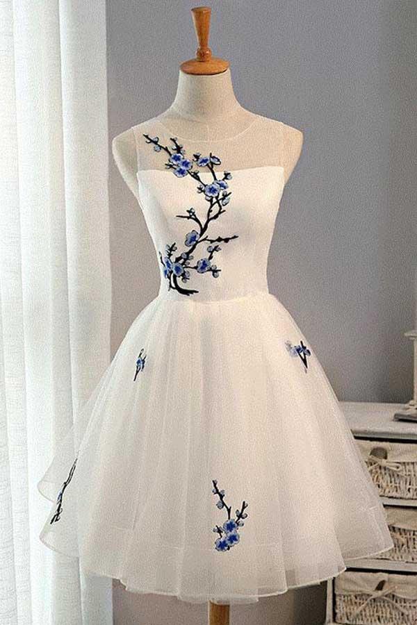 Elegant A-line tulle short prom dress on a model.