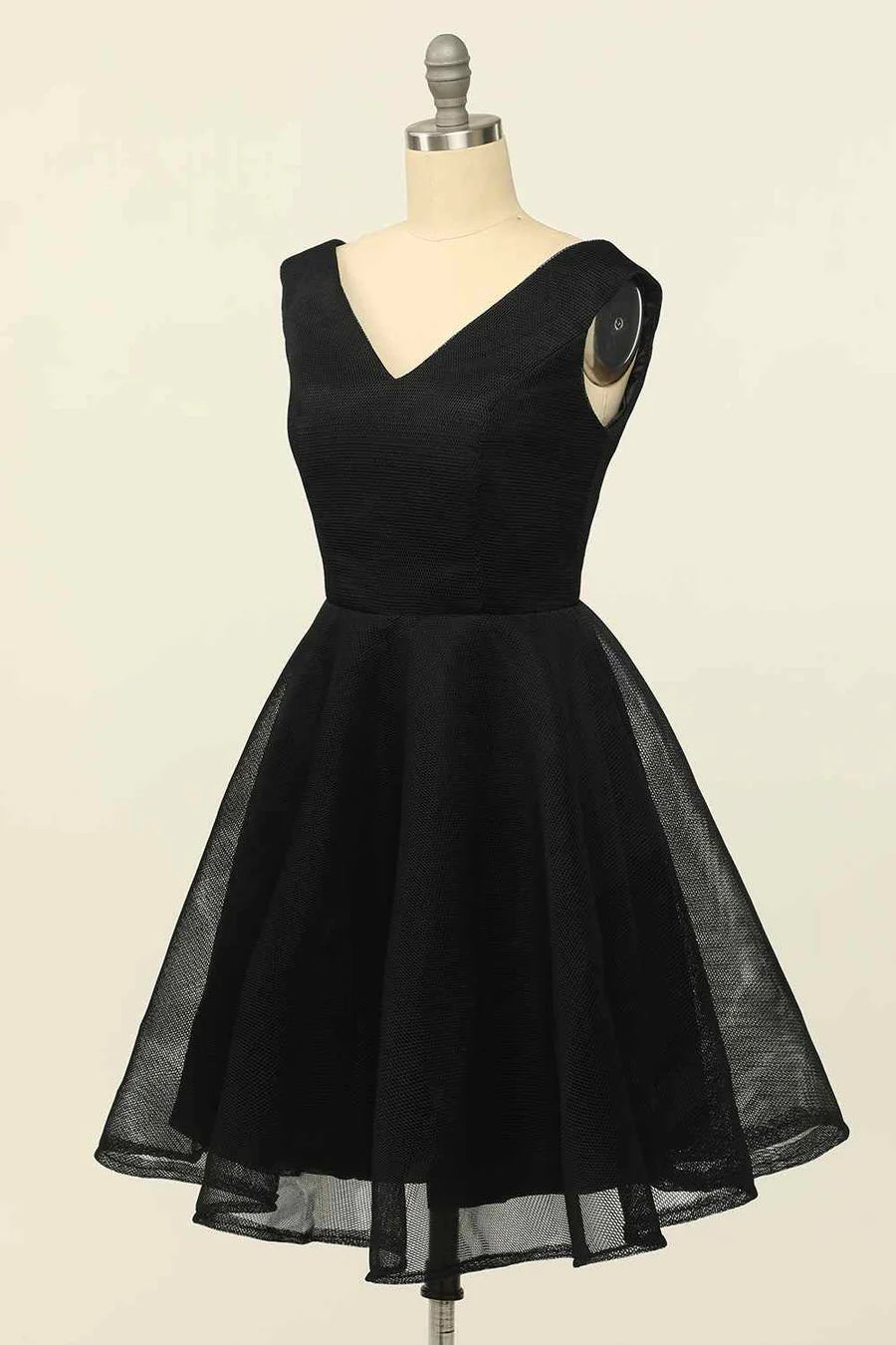 Side view of the A-line V-neck tulle homecoming dress.