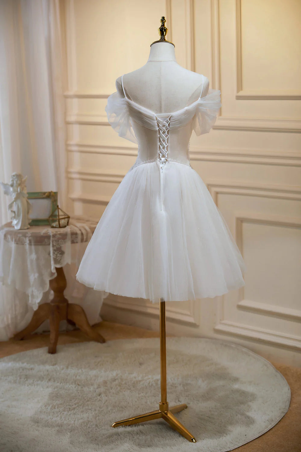 Elegant A-line V-neck tulle homecoming dress in a light color.