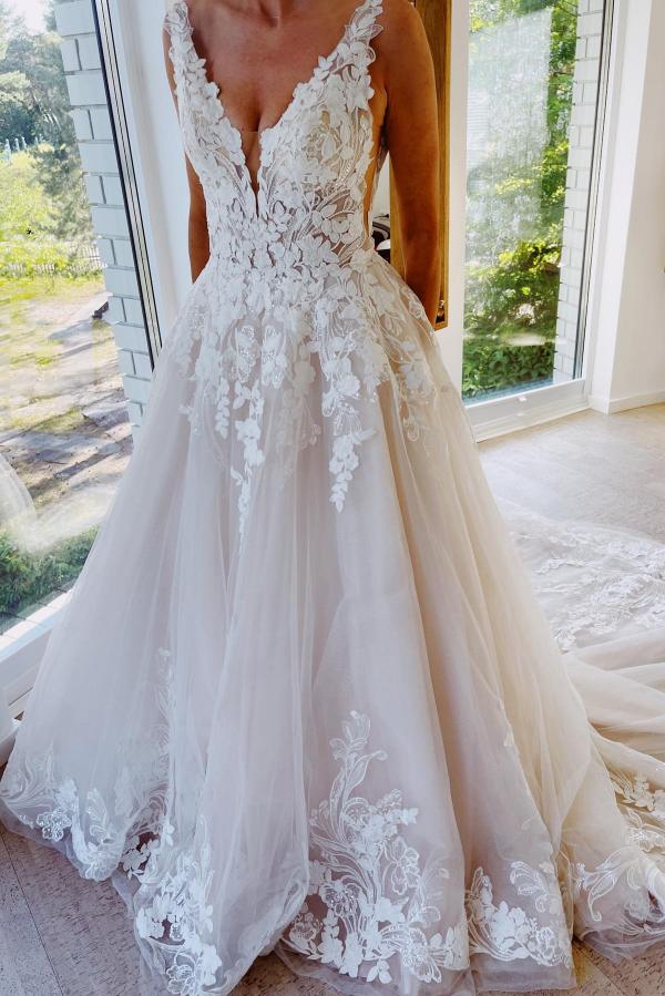Elegant A-line V-neck lace princess wedding dress.