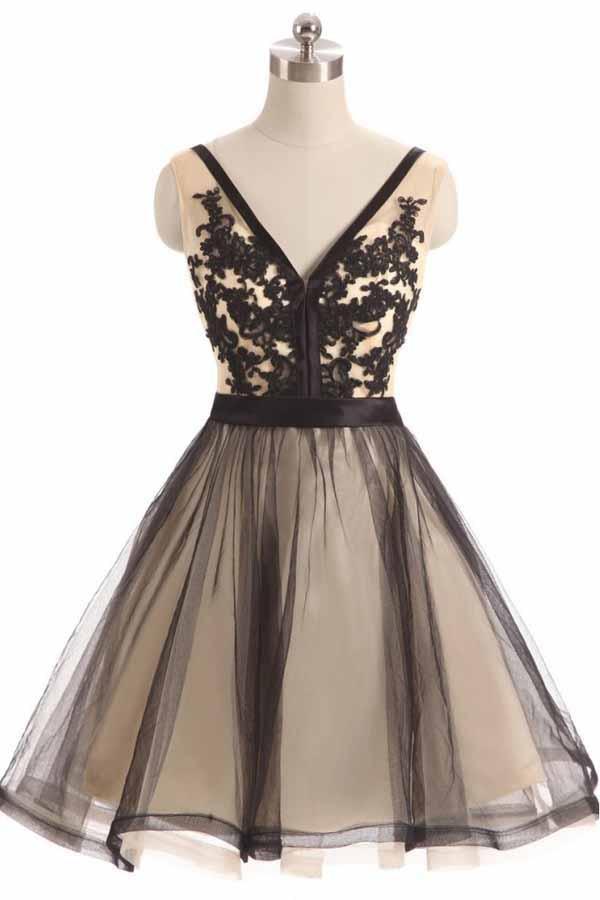 Black A-line tulle lace V-neck short prom dress.
