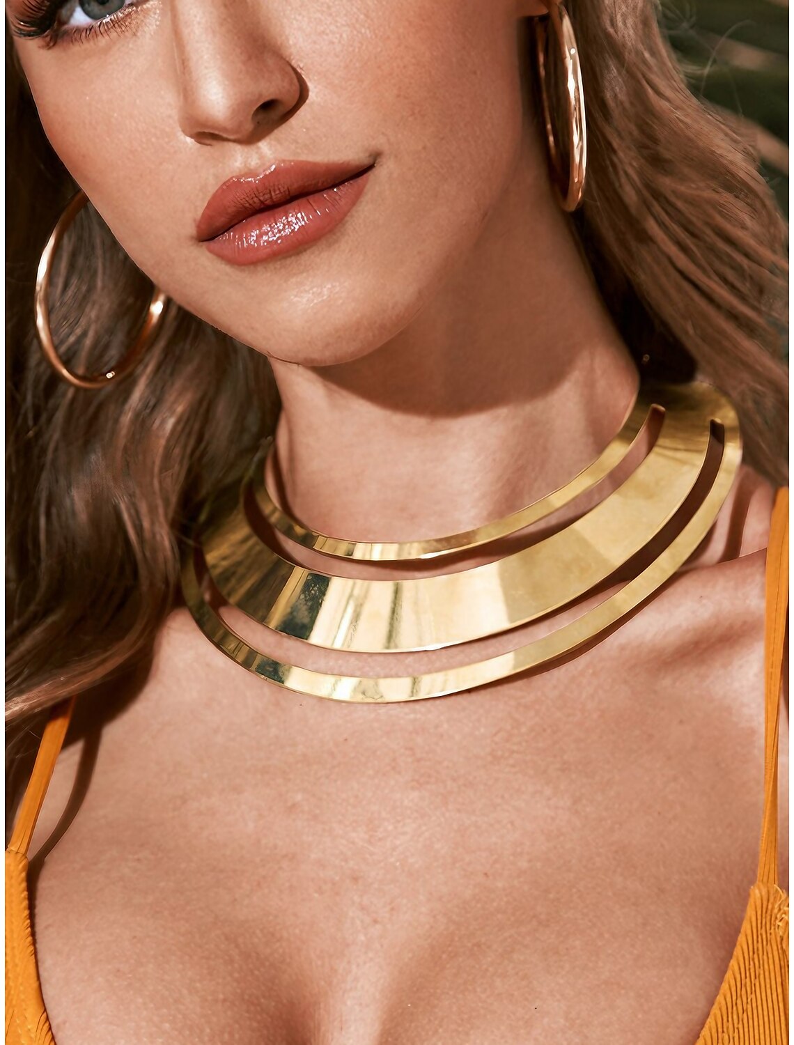 Close-up of the alloy necklace from the bridal jewelry set.