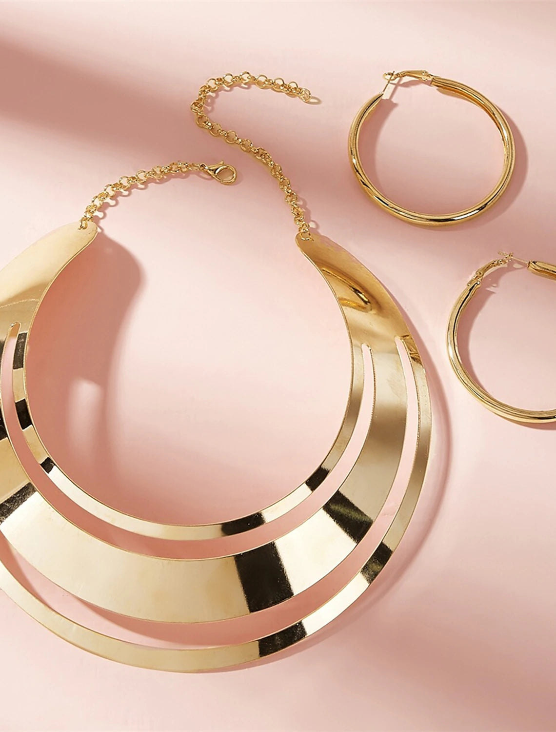 Full view of the alloy necklace and earrings for women.