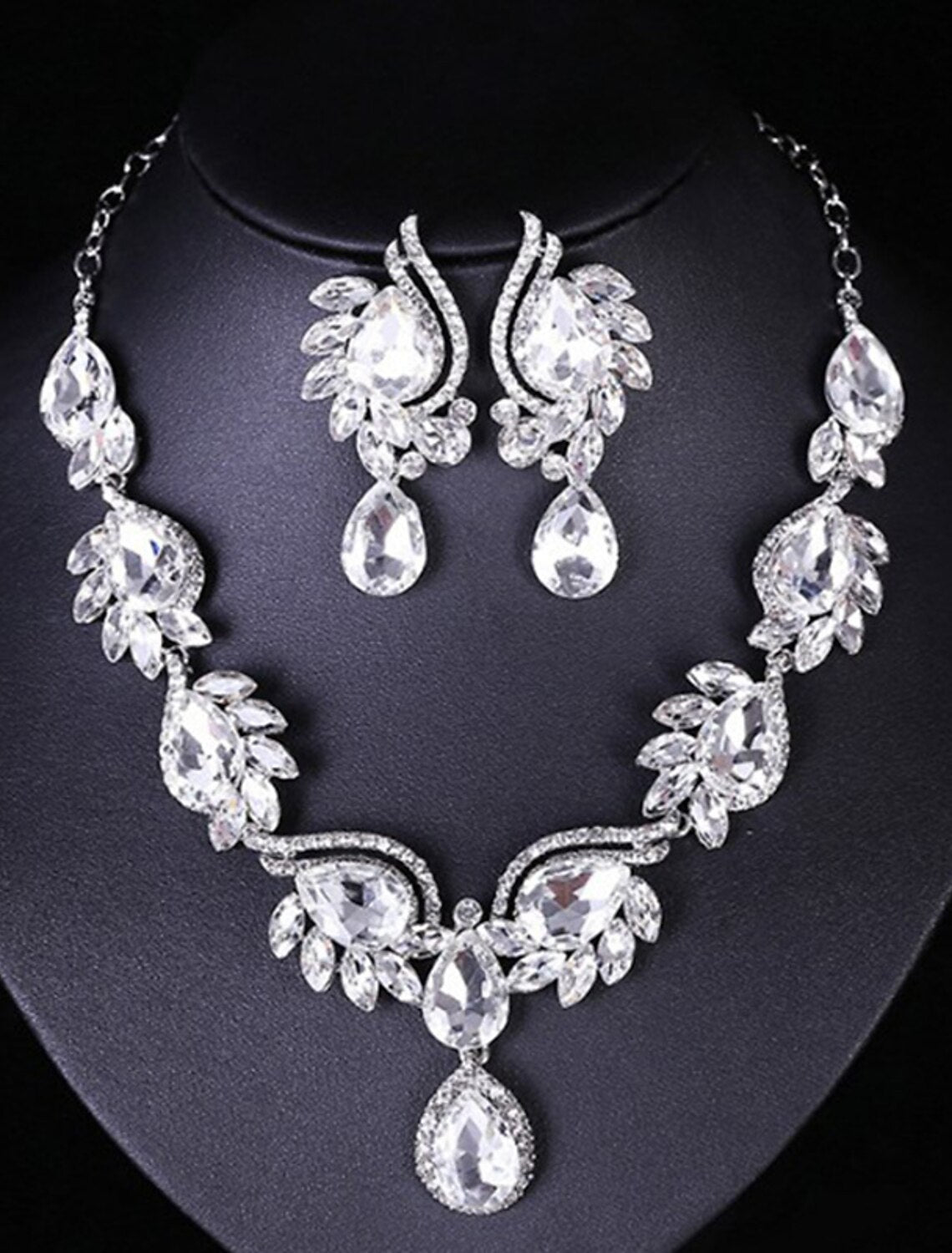 Model wearing the alloy earrings and necklace set.