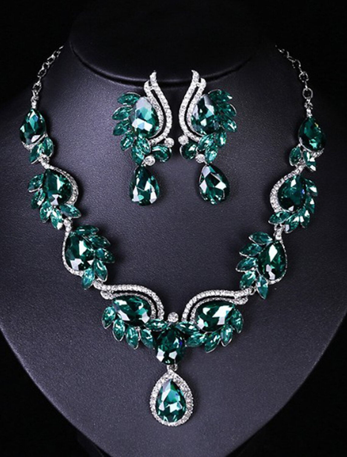 Side profile of the alloy earrings and necklace.