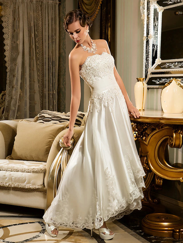 Detail of the strapless sweetheart neckline and bodice of the white dress.