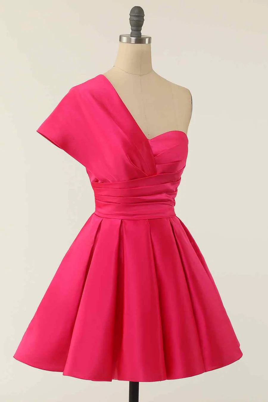 Model posing in the A-line asymmetrical pleated V-neck short homecoming dress.