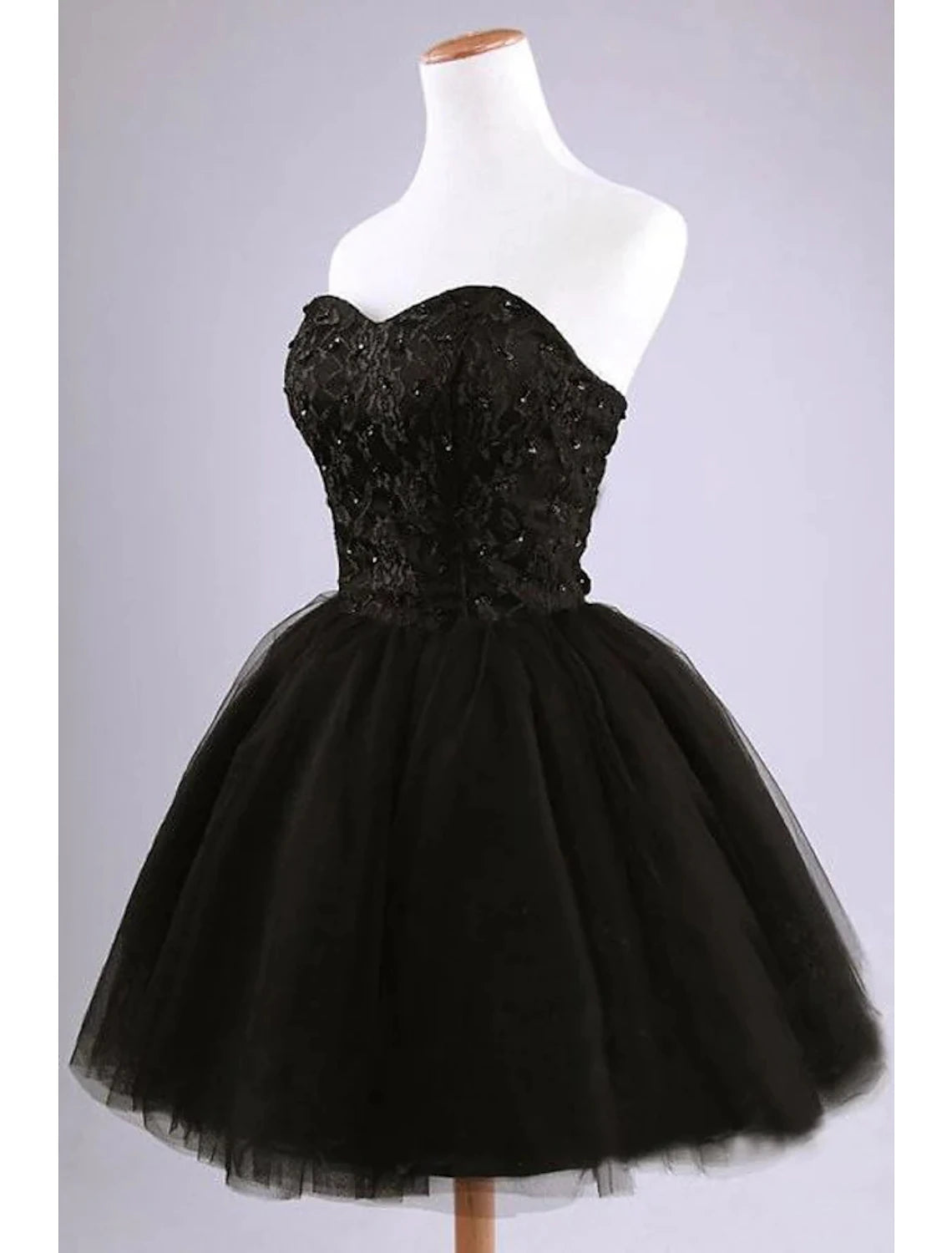 Elegant knee-length ball gown cocktail dress with sweetheart neckline and tulle skirt.