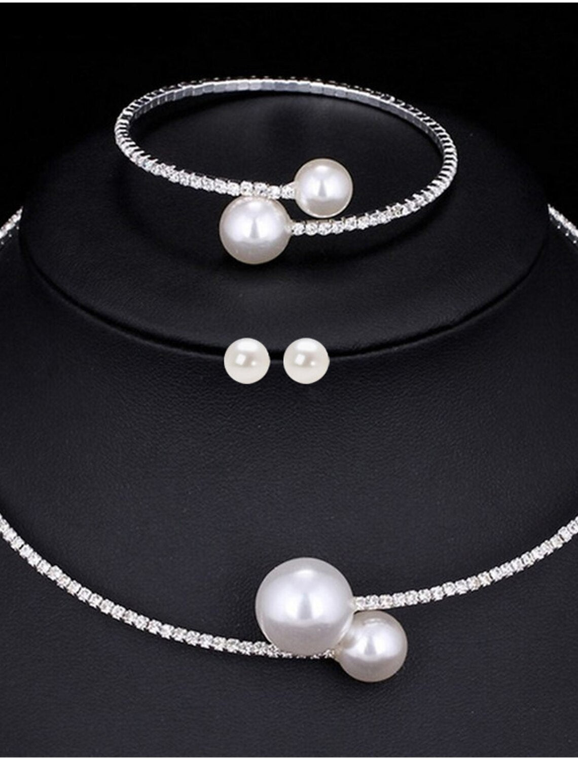 Close-up of the imitation pearl and rhinestone necklace from the bridal jewelry set.