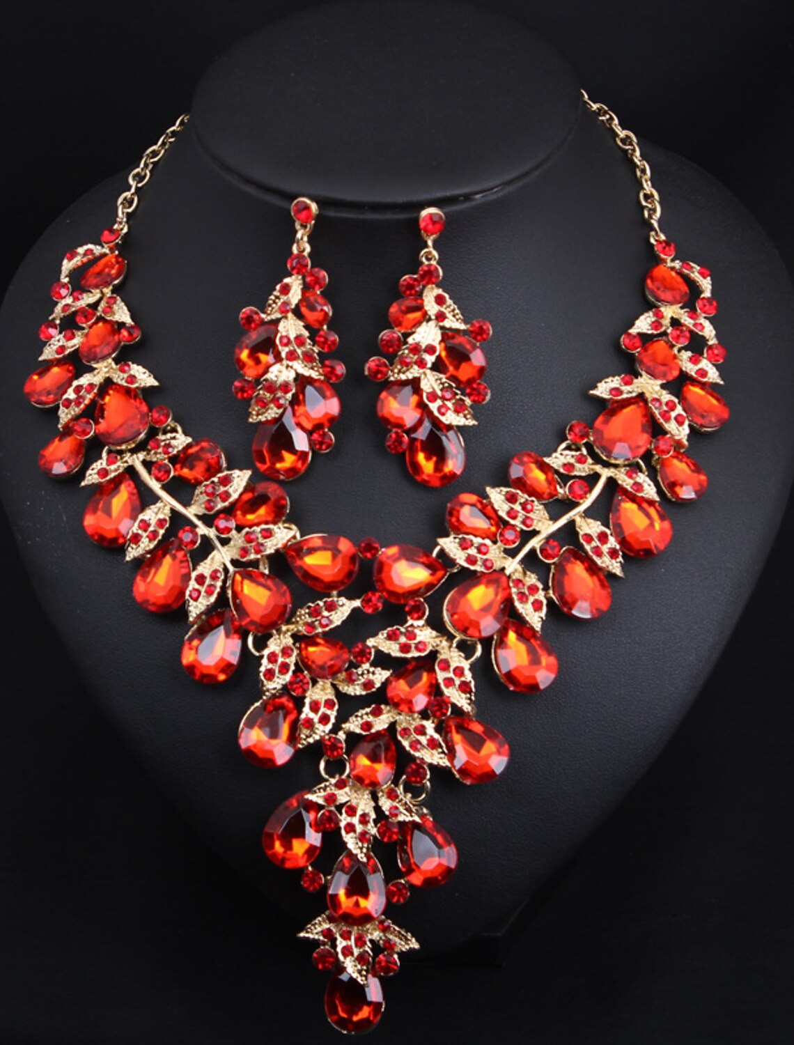 Full view of the crystal rhinestone bridal jewelry set.
