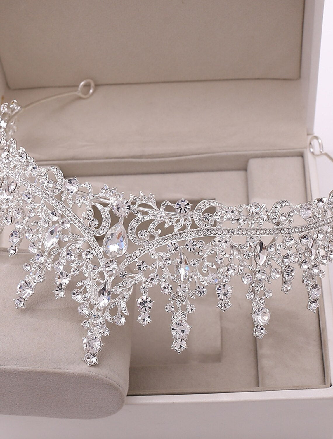 Retro-inspired crystal rhinestone headpiece for special occasions.