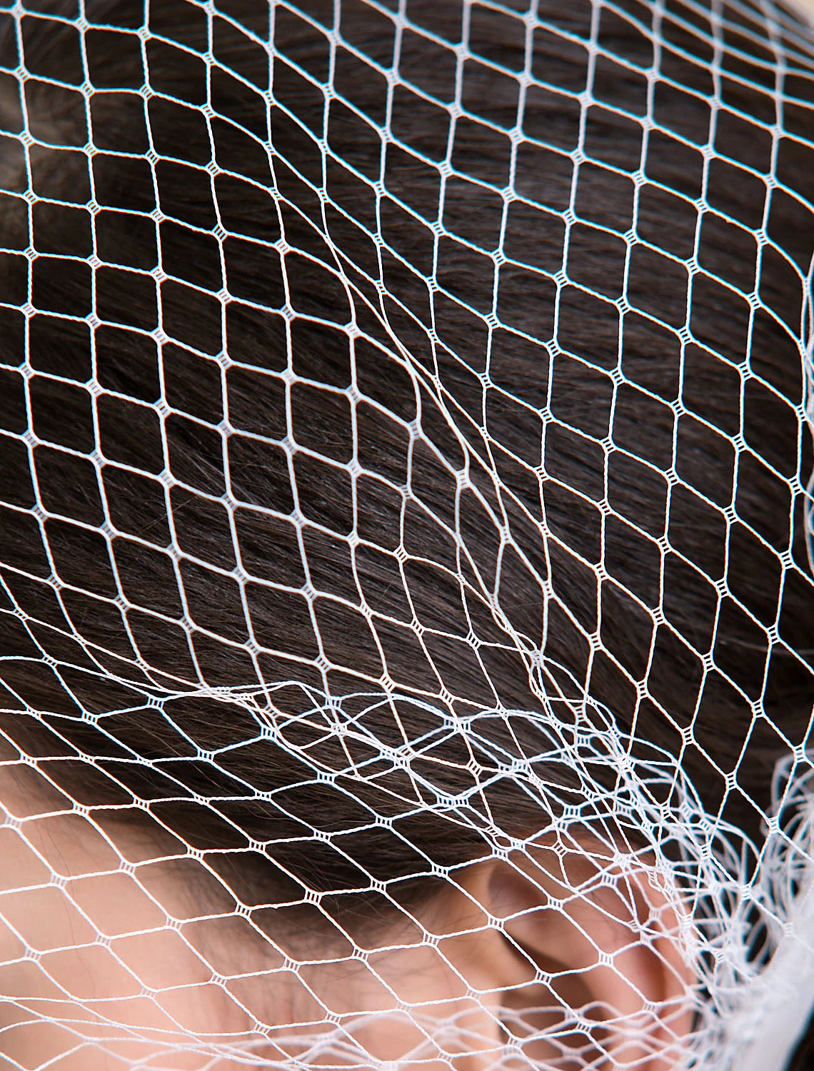 Classic blusher veil with a simple cut edge, perfect for evening parties.