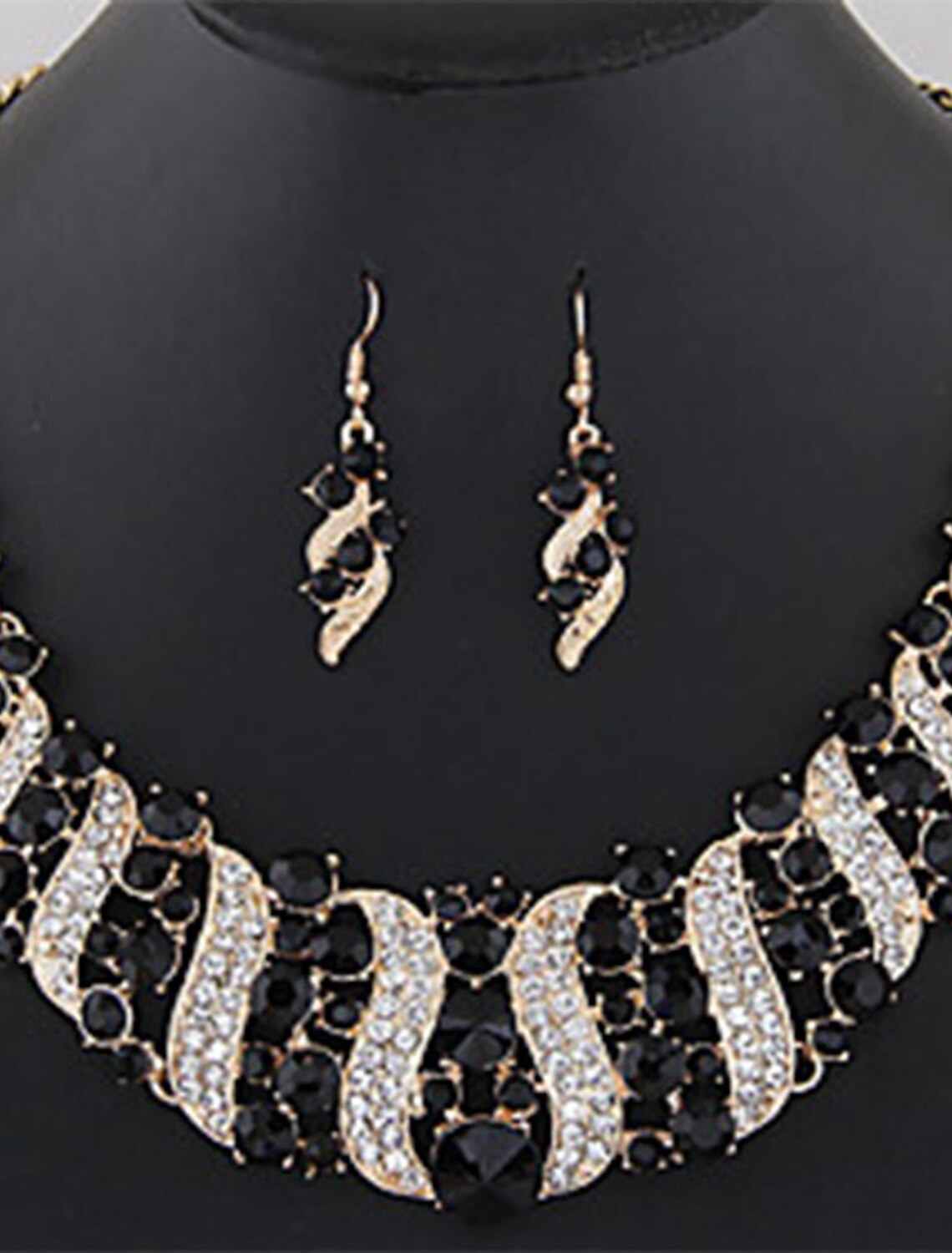 Full view of the diamond alloy jewelry set, featuring a necklace and drop earrings.