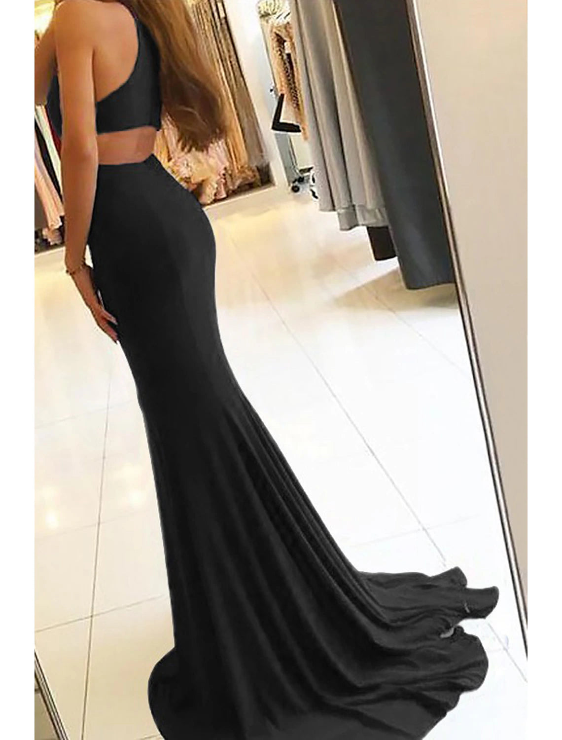 Mermaid silhouette evening dress in stretch fabric.