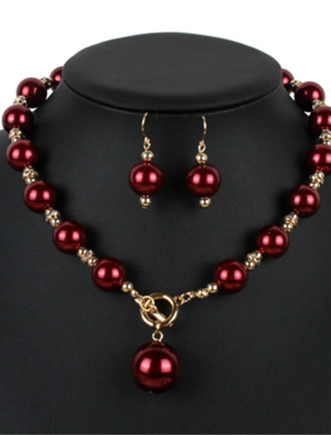 Woman showcasing the imitation pearl bridal necklace.