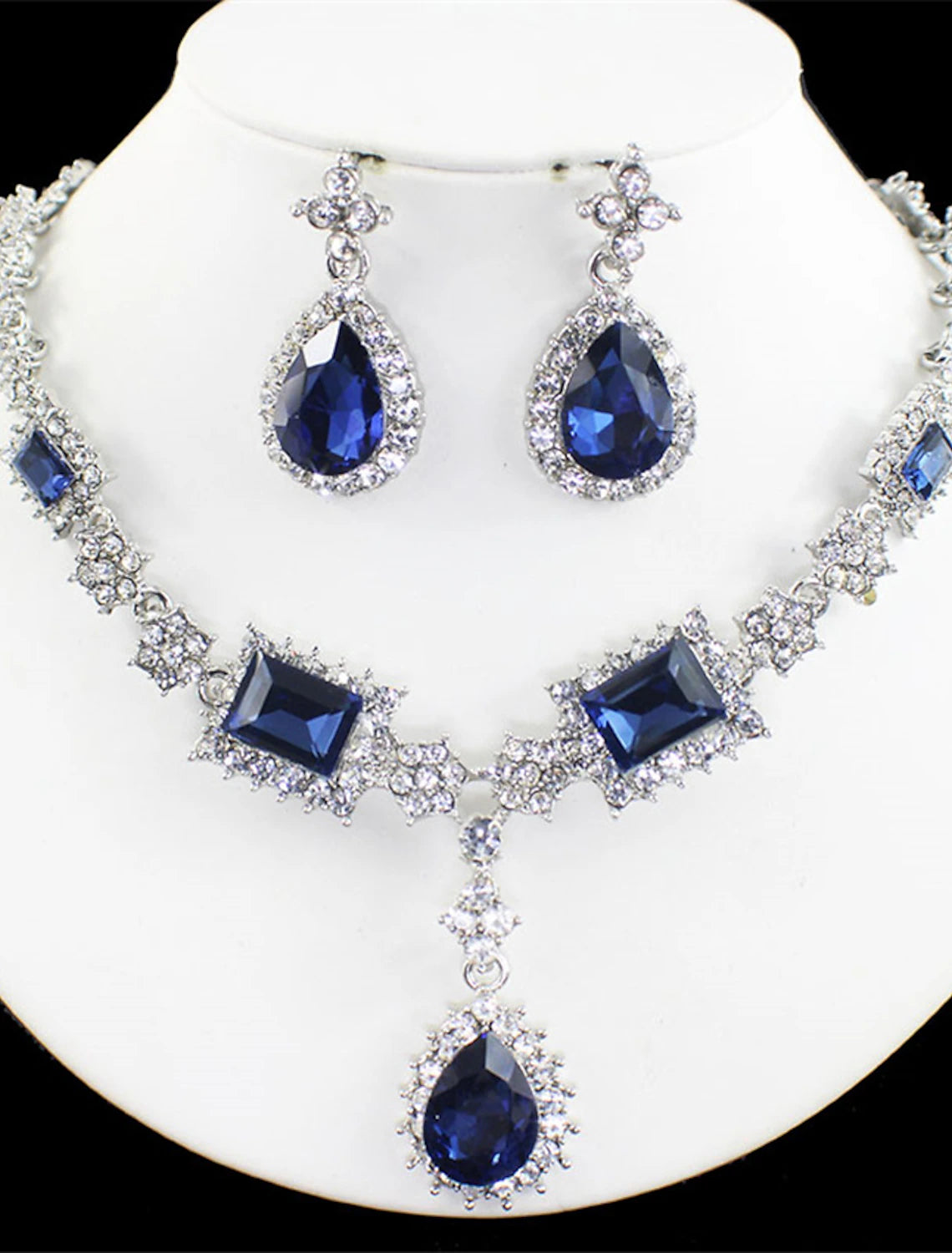 Full view of the imitation pearl and alloy bridal jewelry set.