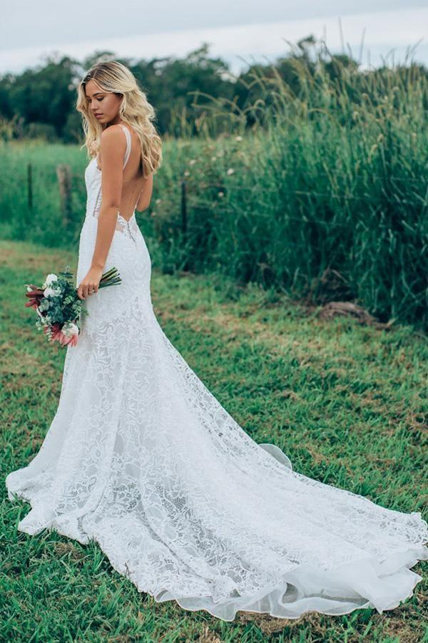 Ivory mermaid wedding dress with lace and sweetheart design.