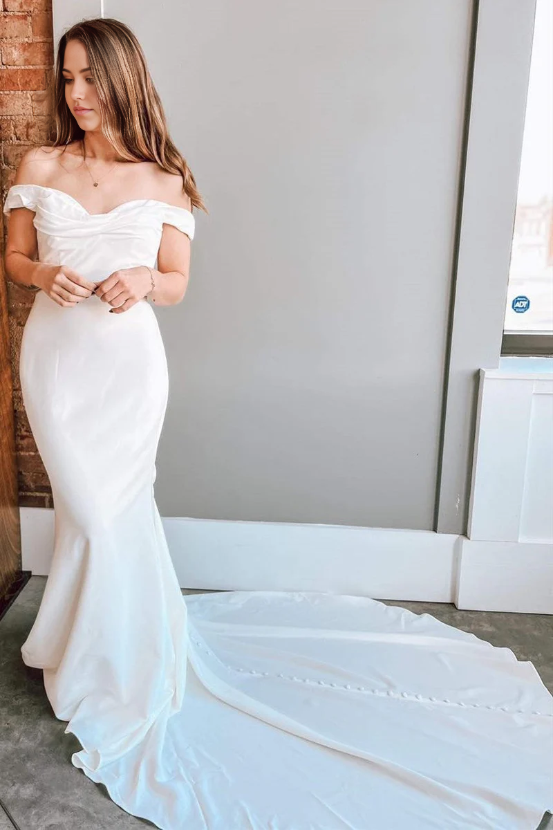 Full view of the elegant mermaid off-shoulder trumpet wedding dress.