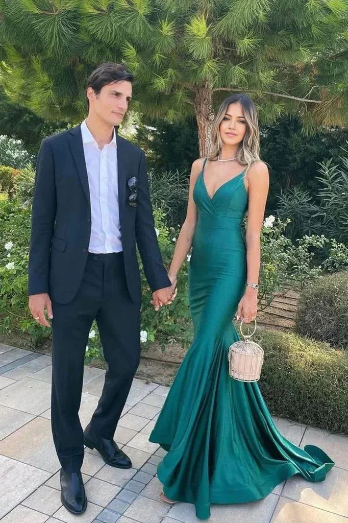 Elegant green mermaid prom dress with spaghetti straps.