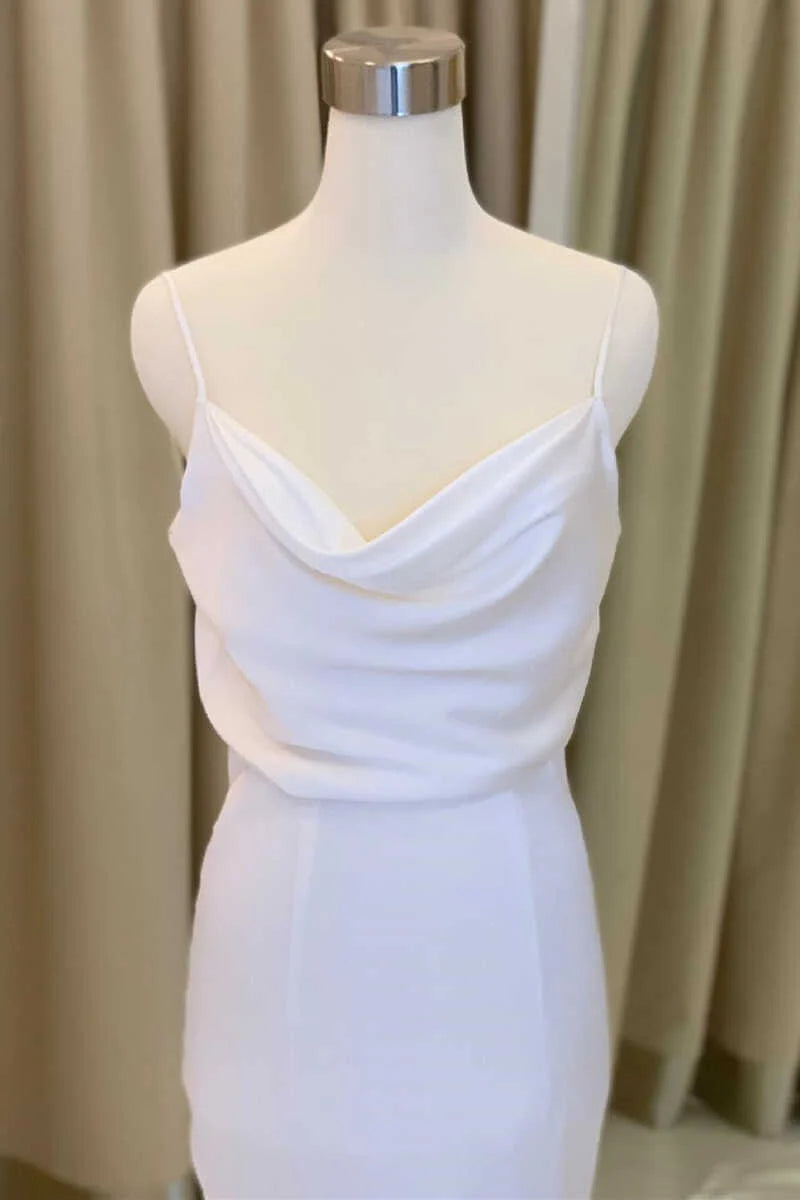 Back view of the elegant backless wedding dress.