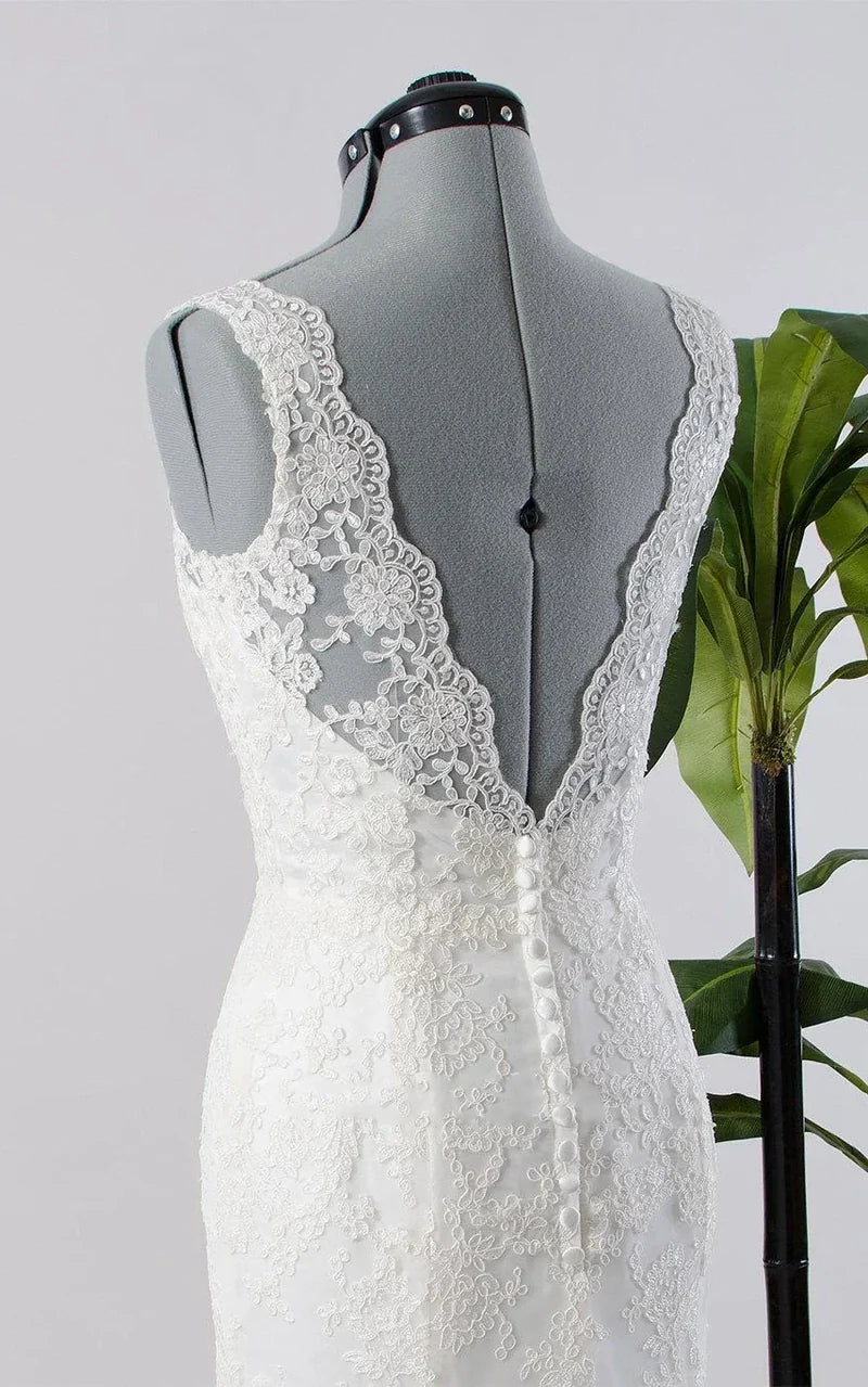 Close-up of the mermaid gown's bodice, highlighting the sweetheart neckline and delicate lace details.