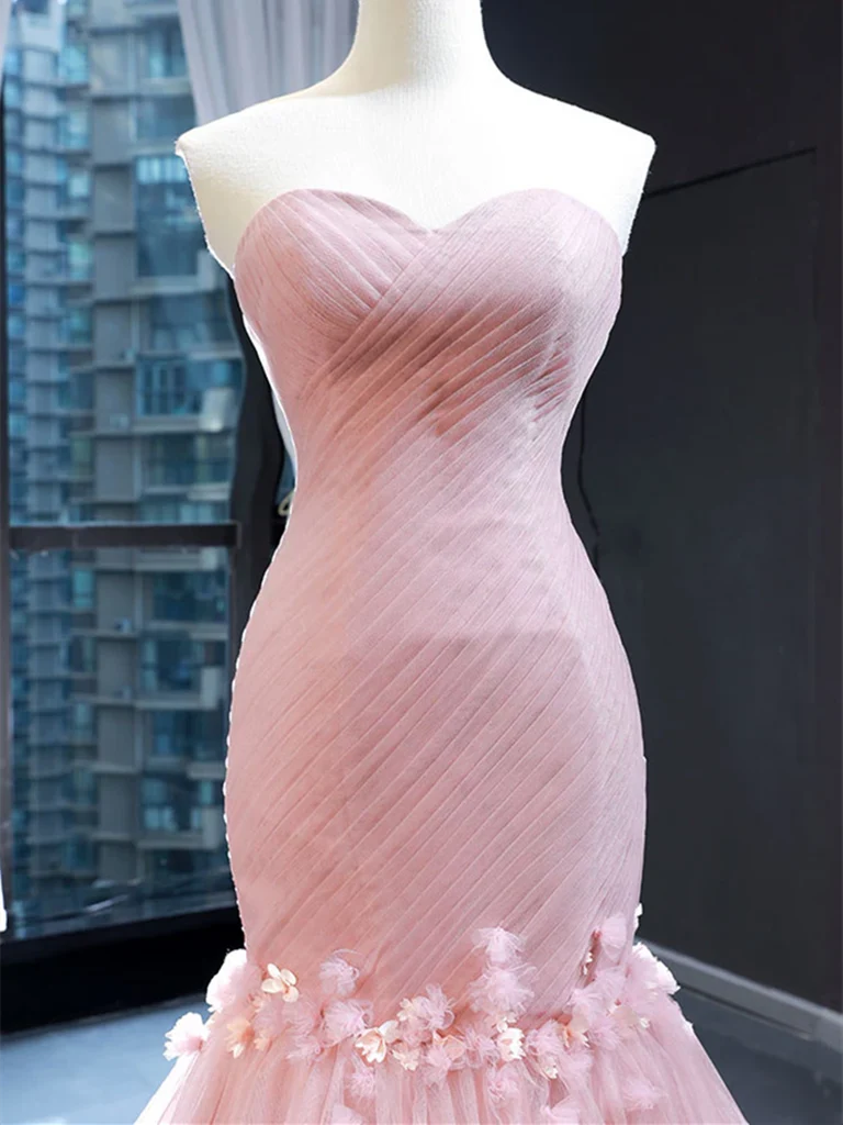 Back view of the sweetheart tulle prom dress.