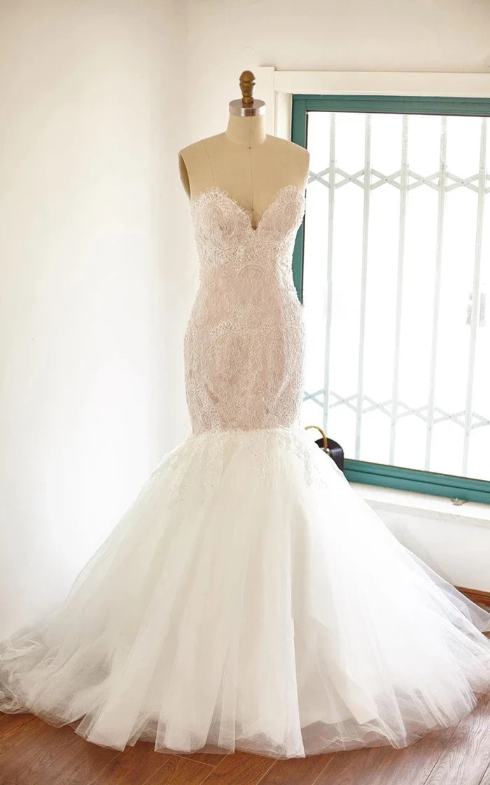 Elegant mermaid sweetheart gown with tulle, lace, and satin details.