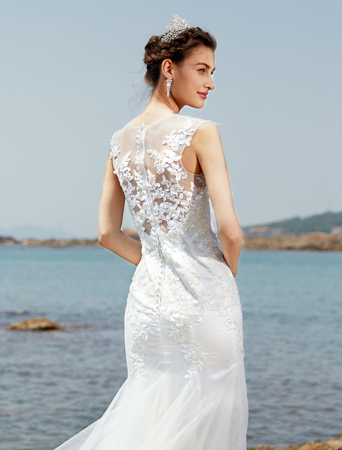 Detail of the lace and tulle fabric on the skirt of the wedding dress.